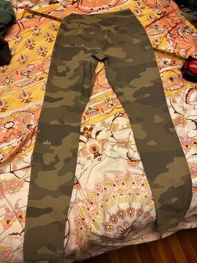 Alo Viper Camo High-Rise Leggings in TAN *FLAW